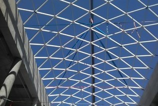 The dome of the central atrium of the shopping center "Nebo" was installed