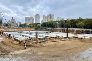 Construction of the Kuzminki Shopping Mall in active phase