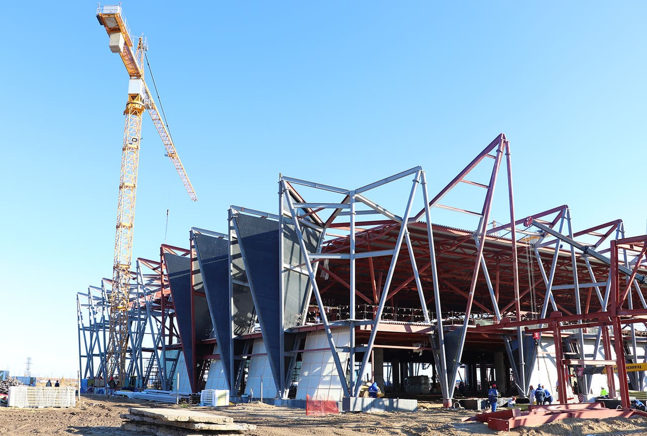 The installation of metal structures at the Novy Urengoy airport terminal is being completed-photo-2
