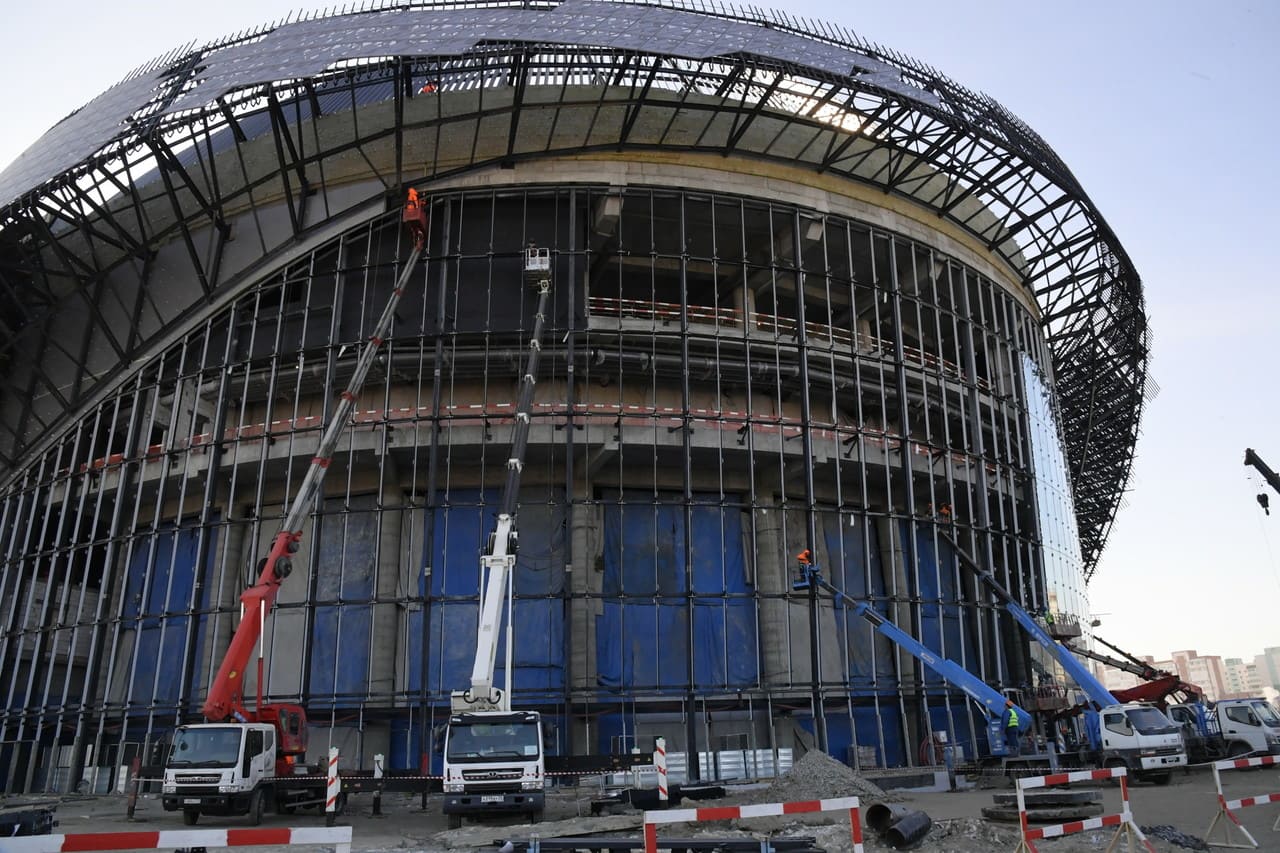 Governor of the Omsk region Alexander Burkov visited the construction site of the Arena-photo-6