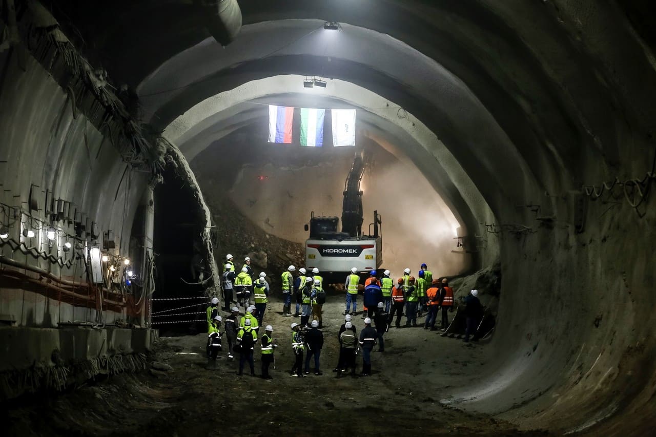 Northern Tunnel Connects to the Full Cross-Section Opening at the Eastern Exit-photo-1