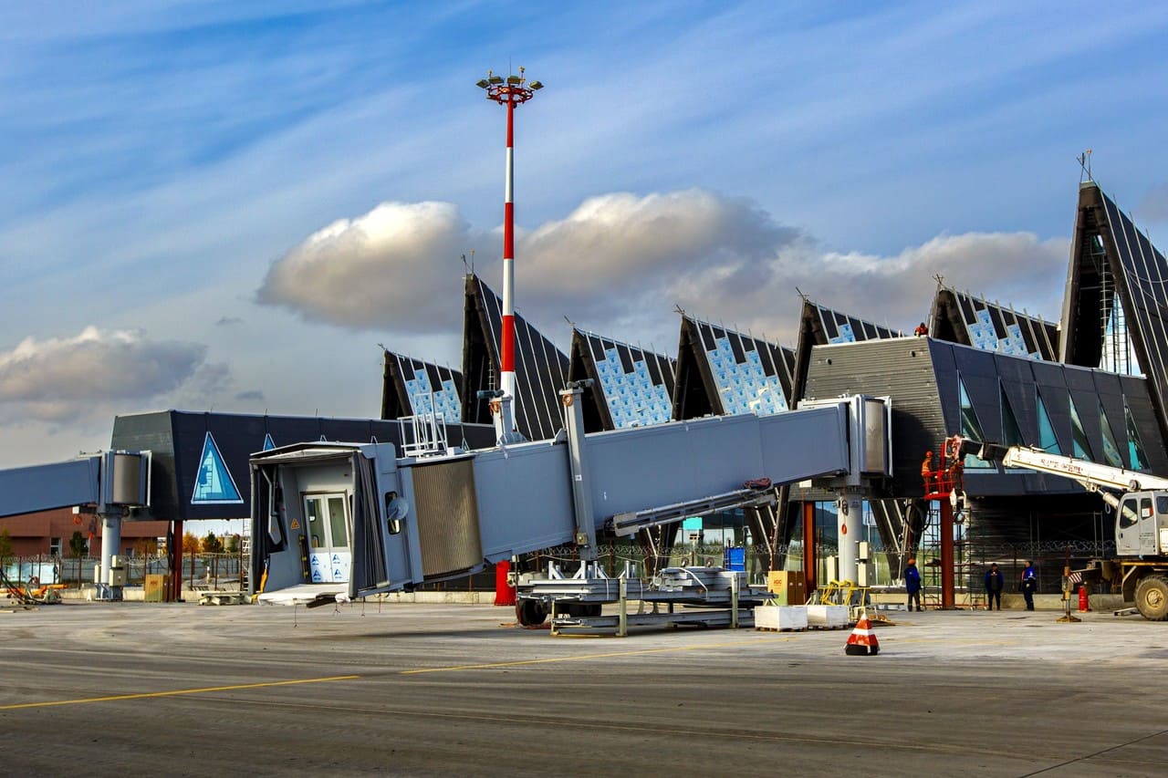 В Аэропорту Новый Уренгой монтируют телескопические трапы-photo-6